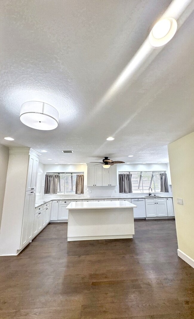 Foto del edificio - 13963 Lake Point Dr