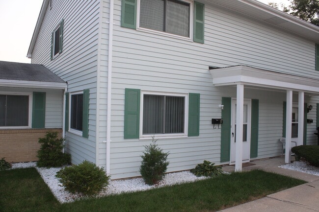 Building Photo - 10S432 Echo Ln