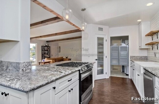 Building Photo - 3 bed, 2 bath One-Story with Hot Tub & Big...