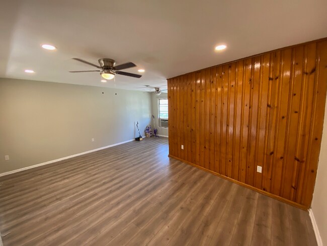 Building Photo - 647 Karen Ln