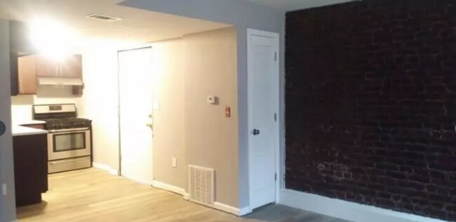 Building Photo - Cavernous 2 Bedroom Apartment with Office