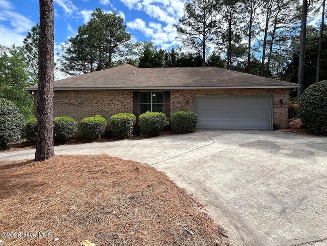 Foto del edificio - 100 Bridle Path Cir