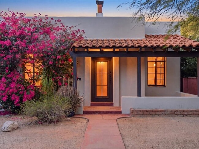 Foto del edificio - Charming Mission Style Home with Guest House & One Block from Arizona Inn