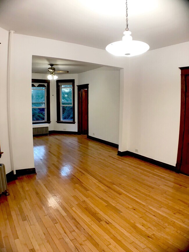 Building Photo - 2309 N Sawyer Ave
