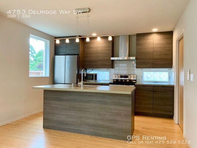 Building Photo - 3 Bedroom Townhome In Delridge Available Now!