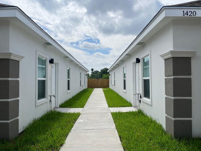Foto del edificio - "Chic 2-Bed, 2-Bath Alton Apartment with Elegant Granite Touches!"