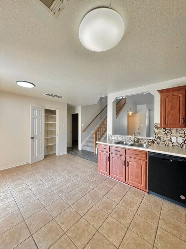 Foto del edificio - Desirable Highlands at Sagert Ranch Neighborhood!! Features 4 Bedrooms, 2.25 Bath, 2 Car Garage Home