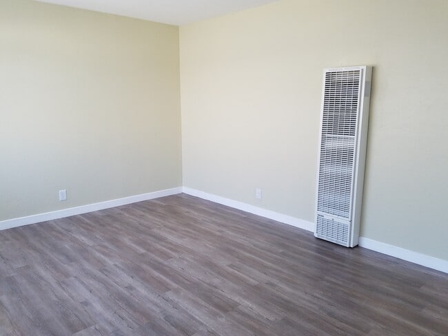 Living room with wall heat - 20837 Garden Ave