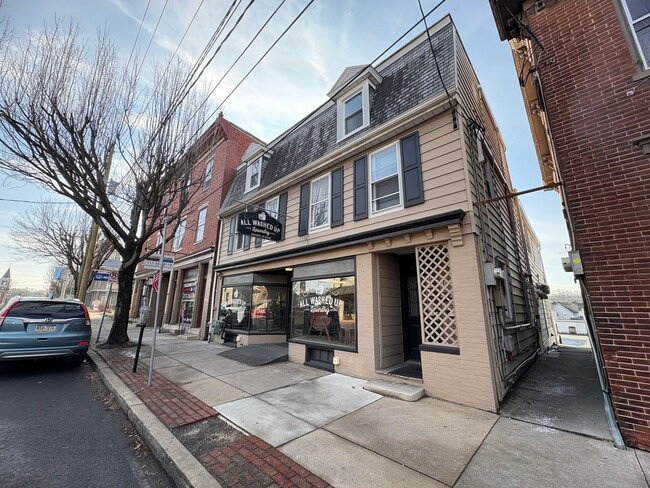 Building Photo - 114 S Market St