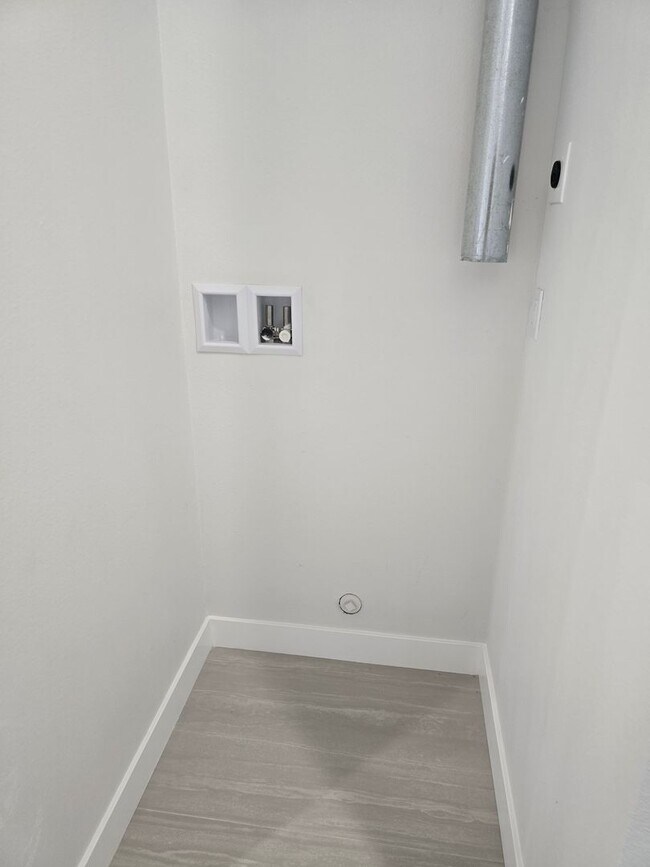 Foto del edificio - 12687 Aristocrat Ave