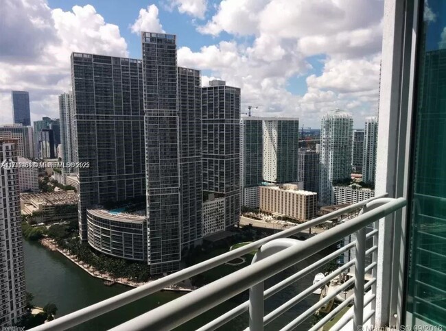 Foto del edificio - 325 S Biscayne Blvd