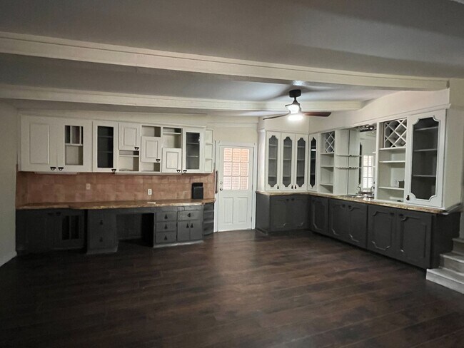 Foto del edificio - UPDATED FOUR BEDROOM PLUS BONUS ROOM!!