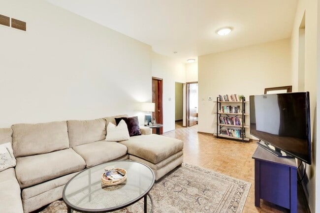 Building Photo - 922 W Fullerton Ave