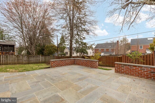 Foto del edificio - 2736 Stephenson Ln NW