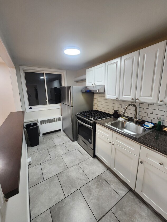 Primary Photo - 2058 Robbins St