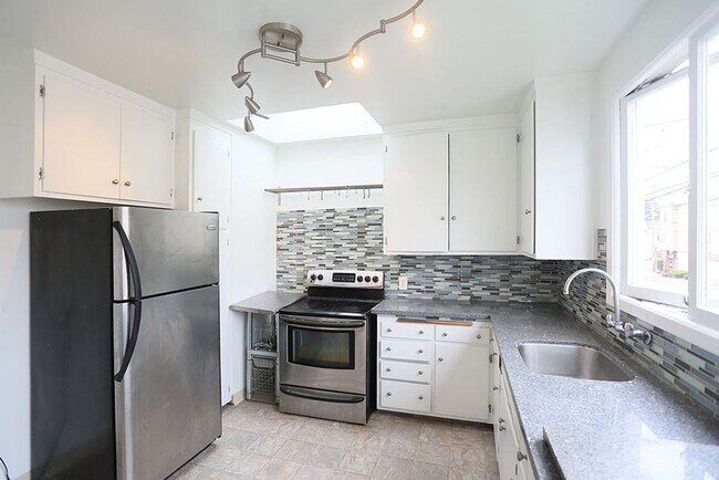 Building Photo - Light Filled Top Flr 2BR/1BA, Hardwood Flo...