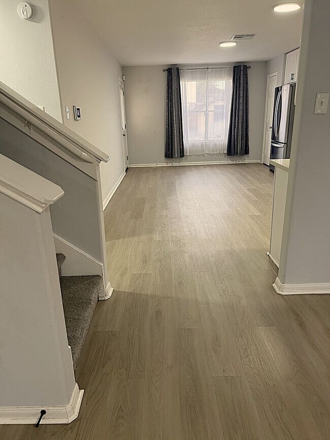 Building Photo - Conveniently Located Humble Home