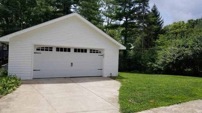 Foto del edificio - 1025 Hillcrest Rd