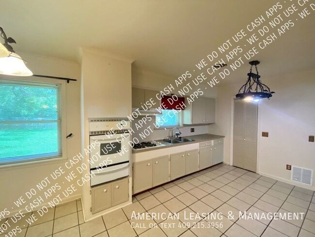 Building Photo - Hot Summer Deal! $200 off first full month...