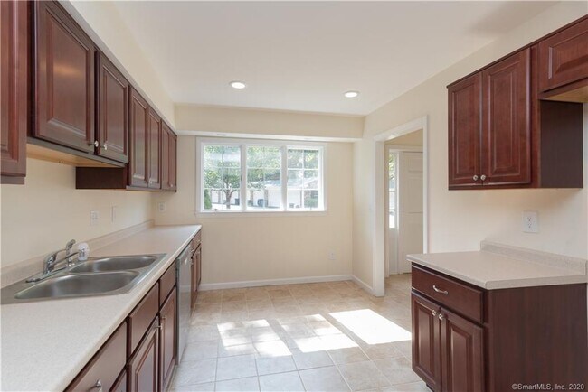 Building Photo - 81 Tunxis Vlg