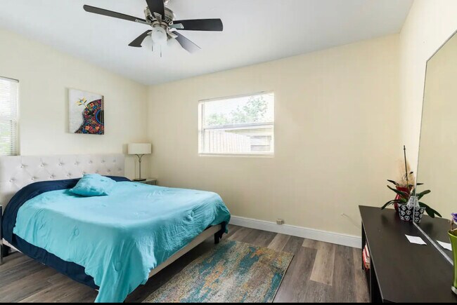 Building Photo - 6221 Perrine Dr