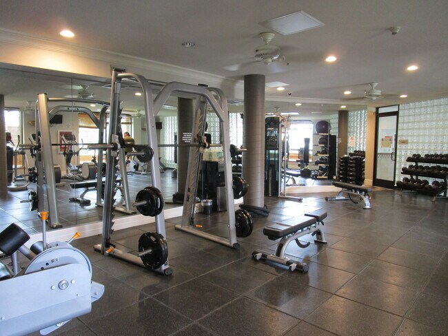 Gimnasio - 1465 C St