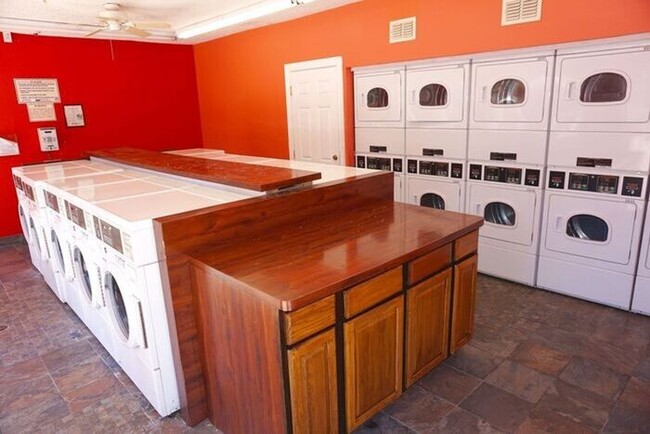 Building Photo - FREE RENT - Updated 2/1 in Arlington
