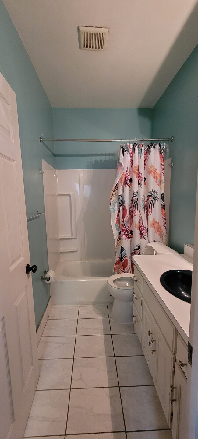 Baño completo - 1023 James Ave N