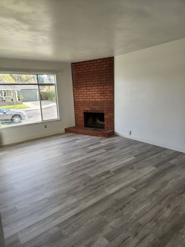 Building Photo - 3 Bedroom 1 and half Bathroom Near Doctors...