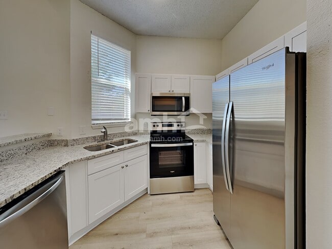 Building Photo - 225 Maple Ct