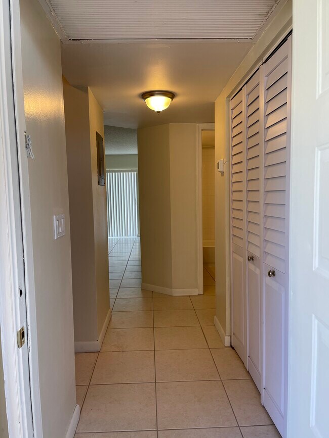 Foto del edificio - 10110 Twin Lakes Dr