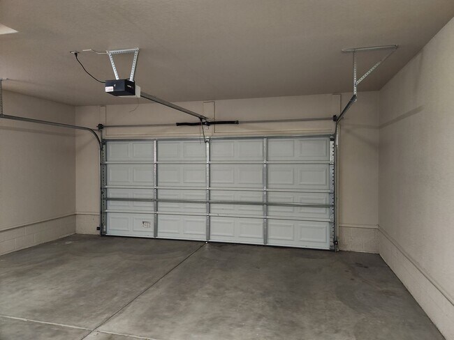 Building Photo - Beautiful site built 3 bedroom / 2 bath Home