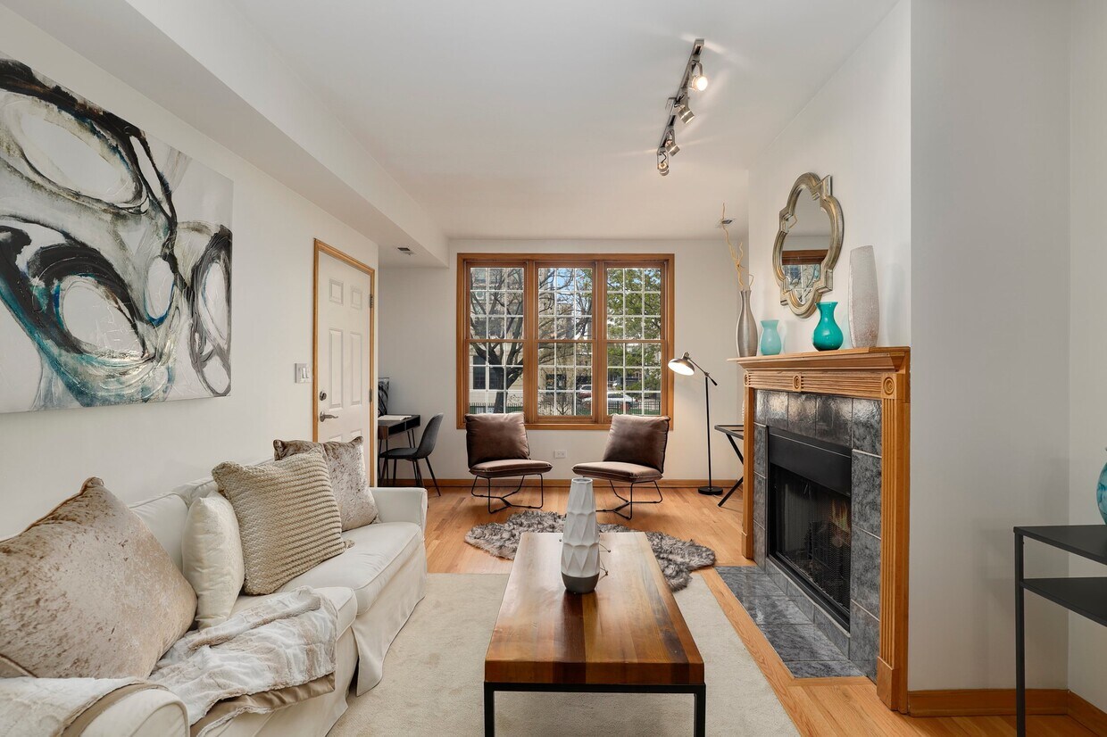 Living room - 1431 N Leavitt St