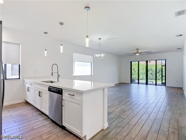 Building Photo - 5045 Arancia Ln