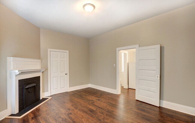 Building Photo - 612 W Victory Dr