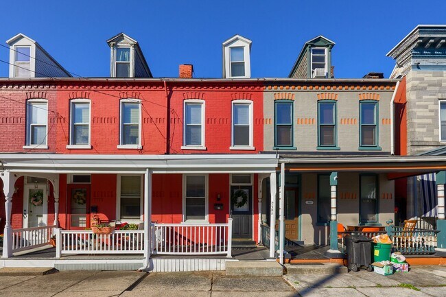 Building Photo - Beautiful Lancaster City Townhome