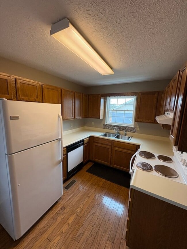 Building Photo - 1801 Brookline Ct