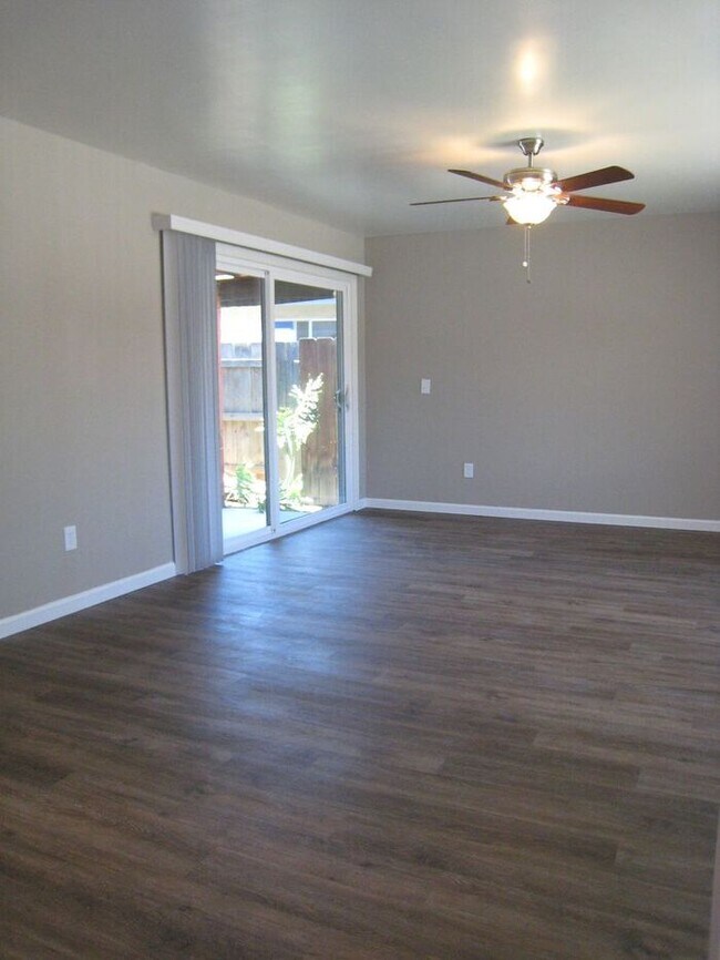 Building Photo - Lakeside home w/ sparkling pool on Cul de ...