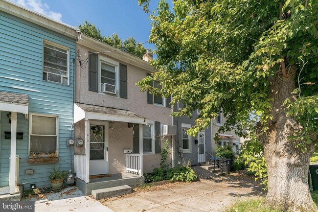 Foto del edificio - Spacious 3-Bedroom Home with Deck and Bonu...