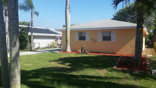 Building Photo - Renovated 4/2 SFR with extra large fenced ...