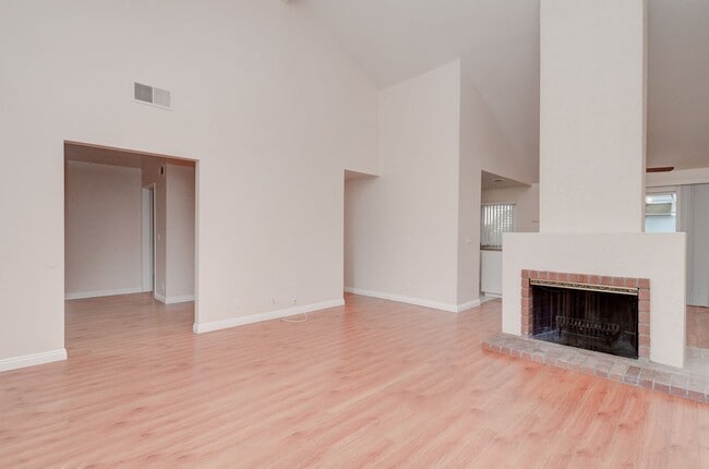Foto del edificio - Spacious End-Unit 2 Bed, 2 Bath with Den For Lease in Irvine