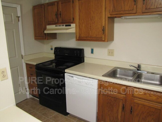 Foto del edificio - 9520 Shannon Green Dr