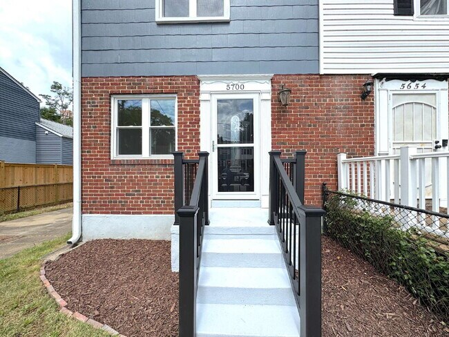 Foto del edificio - Charming 2BR Townhome with Finished Basement, Fenced Yard & Private Driveway Near Huntington Metro