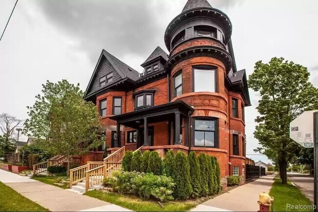 Building Photo - 4304 Trumbull St