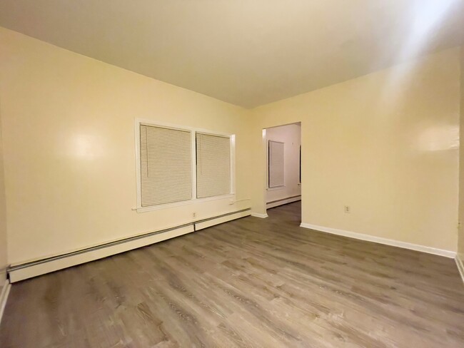 Living Room - 160 Quinnipiac Ave