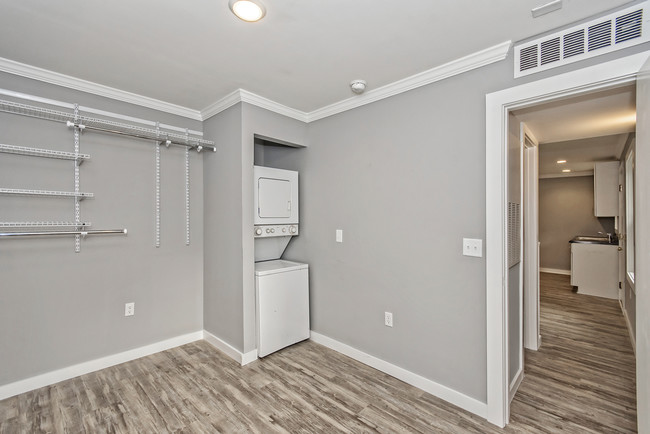 Building Photo - 1102 N Hillside Dr