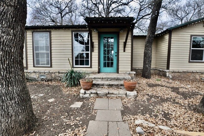 Foto del edificio - COMING SOON - FOR LEASE! Hard to Find Hors...