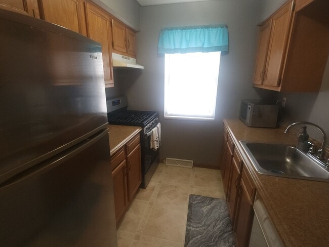 Building Photo - 2 bedroom 1.5 Bath townhome with 1 car gar...