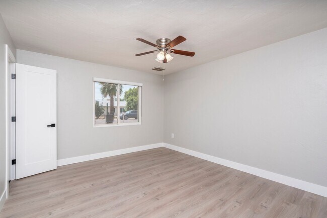 Building Photo - Central Phoenix Rental