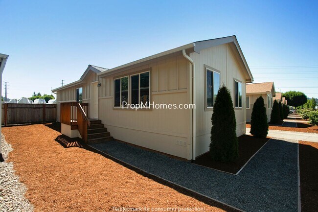 Building Photo - Prime Clackamas Location – 2BR PRICE REDUC...